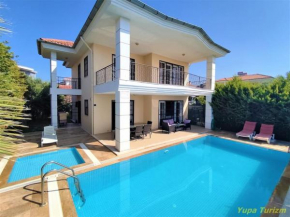 Deniz Manzaralı Korunaklı Özel Havuzlu Lüks Villa